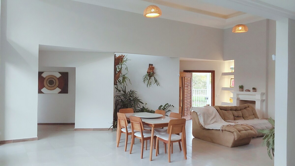 Airbnb em destaque: Casa Ipiabas 3 Suites c/ A.C Piscina Area Gourmet. em Barra Do Piraí