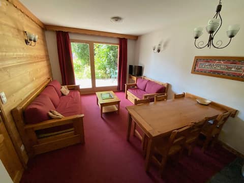 Top Airbnb: 6-person apartment + terrace, 150 m from the slopes. in Fontcouverte La Toussuire