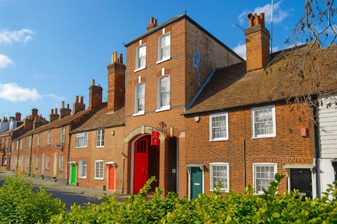 Popular Airbnb listing: Iconic Town House | The Old Fire Station | Parking in Canterbury