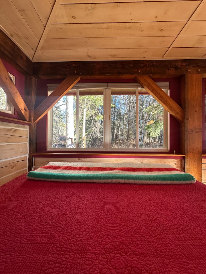 Uživajte u jesenjim bojama, snježnim padavinama ili migraciji ptica iz svog kreveta.