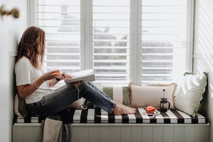 غرفة نوم 4 في الطابق العلوي مع سرير كبير وإطلالات على المتنزه وزواية قراءة وخزانة ملابس 