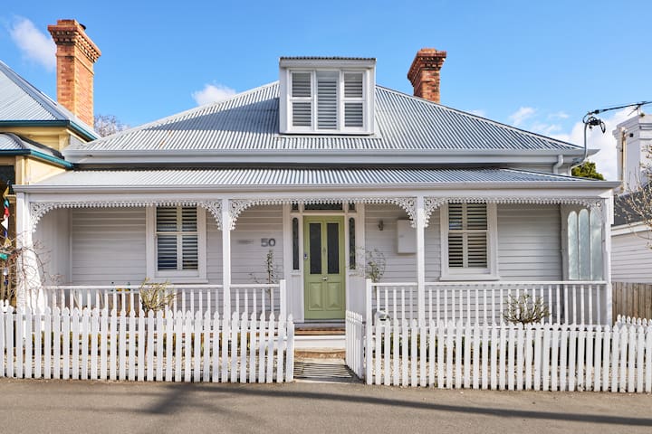 White Cottage – West. Luxe 4 Bed House