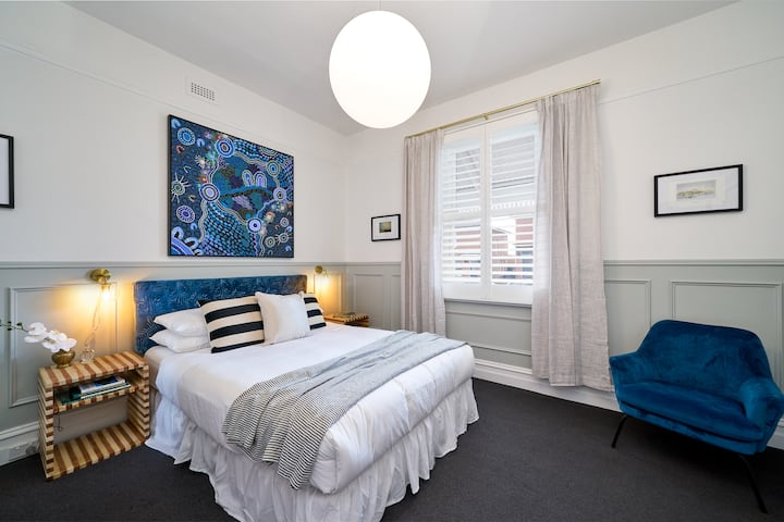 غرفة نوم 1 بسرير كبير وخزانة ملابس ومدفأة أصلية