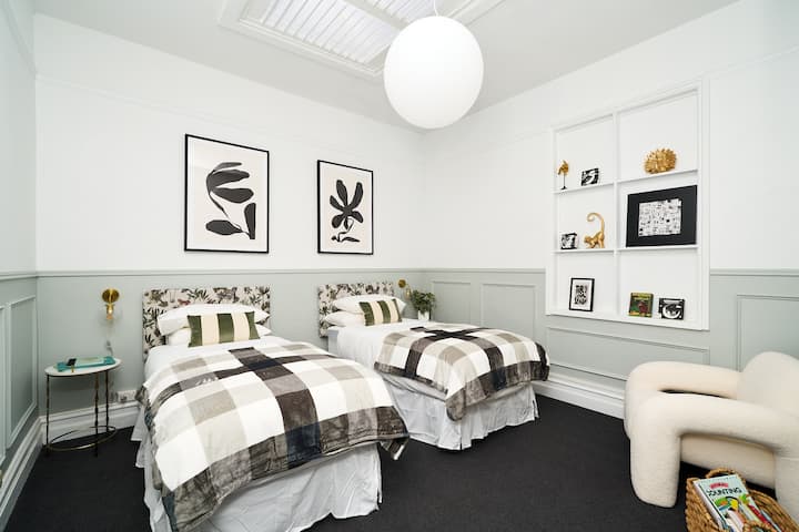 يمكن إعداد سريرين فرديين كسرير واحد (عند الطلب في وقت الحجز)