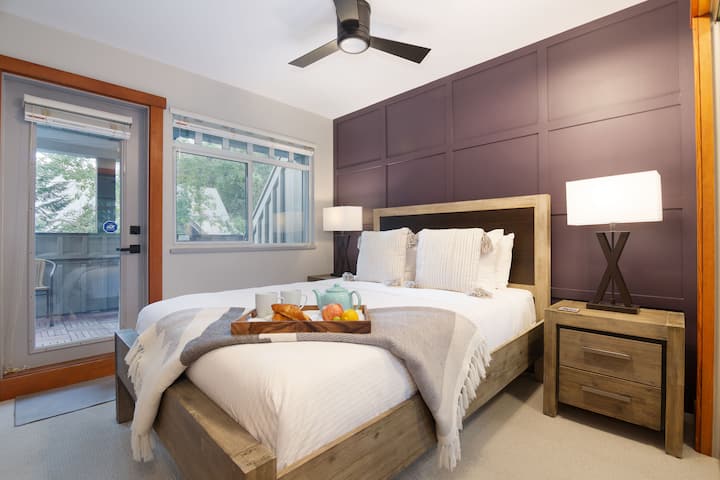 Hlavná spálňa s manželskou posteľou, inteligentnou televíziou a stropným ventilátorom