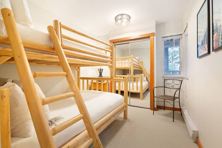 2. spálňa s jednolôžkom s poschodovou posteľou s manželskou posteľou