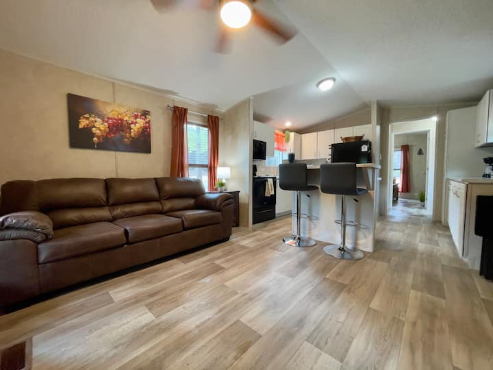 Deluxe Cabin On Pond Sleeps 4 ~Wi-fi ~Smart Tv~pet - Louisiana