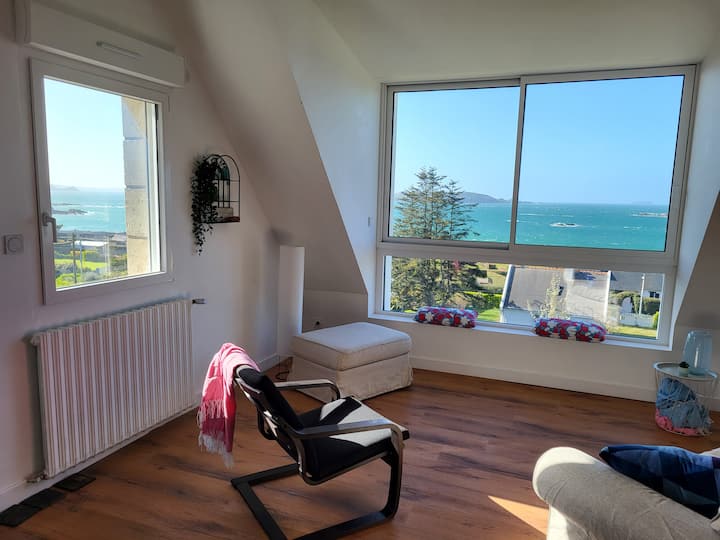 Wohnzimmer mit großer Dachgaube und Panoramablick aufs Meer – perfekt zum Entspannen.
Dhomë ndenjjeje me konvikt të madh dhe pamje panoramike nga deti – e përkryer për t 'u çlodhur.
Dhomë ndenjjeje me dritë të madhe qiellore dhe pamje panoramike nga deti – ideale për t 'u çlodhur.