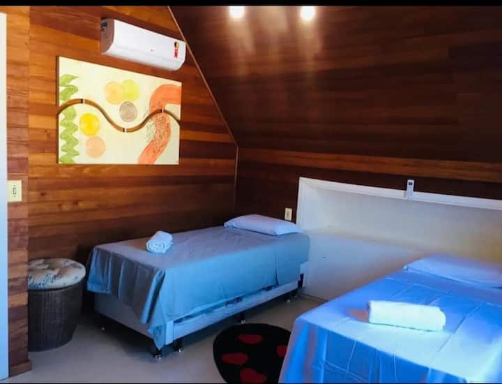 Трета спална соба со 3 единечни кревета. Еден од нив со дополнителен кревет 