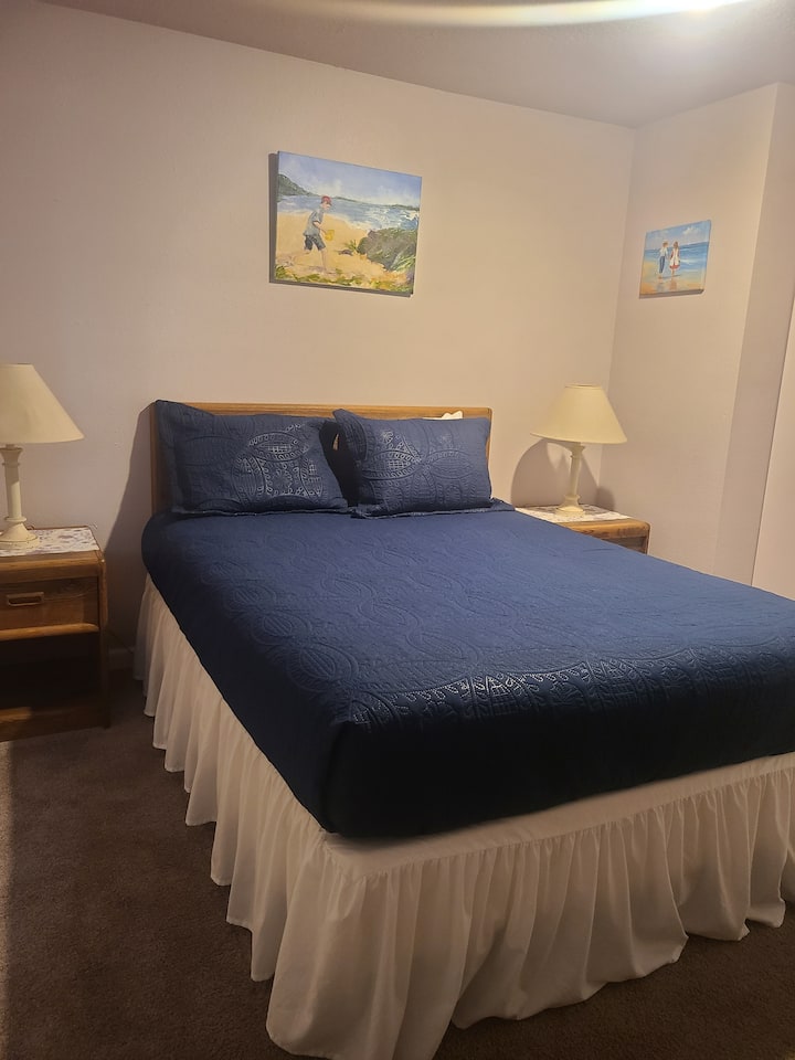 Удобен брачен кревет (широк 150-179 см). Гардеробер и вентилатор за кутии за ладење и/или бела бучава.