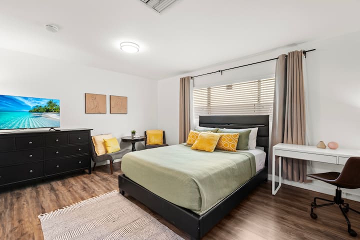 Your Xl Room W Private Bath+tv+fridge/ Home W Pool - Cathedral City, CA