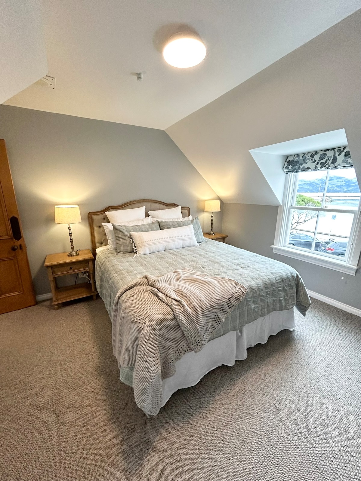 غرفة واسعة مع سرير بمقاس كينج وحامل أمتعة ومقعد بنش وخزانة ملابس كبيرة للتعليق. إطلالة كاملة على الميناء وأنت مستريح على سريرك. 
خزانة تخزين مع مكواة وطاولة للكي ومكنسة كهربائية وحبل تجفيف الملابس.