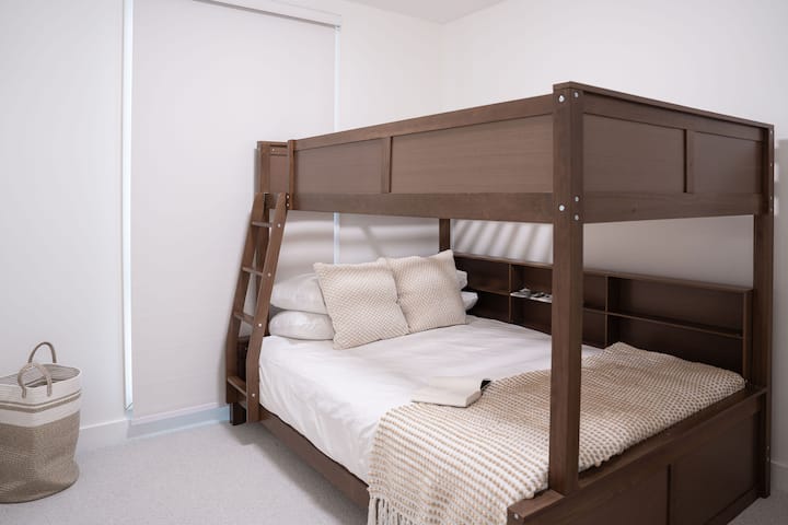 Litera doble sobre cama tamaño queen