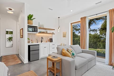Top performing Airbnb: Mountainside Urban Retreat- 1 mile to downtown AVL in Asheville