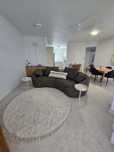 Top Airbnb: Apartment on The Strand - 2 B 2B gated complex in Townsville City