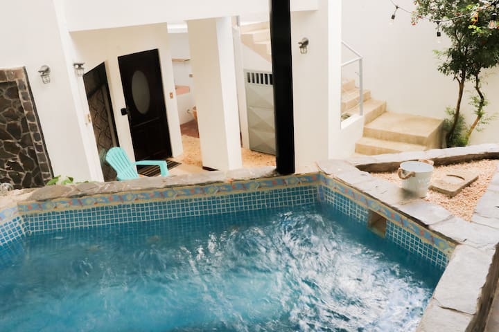 Acogedor 2BR con Jacuzzi y BBQ, cerca de la Playa