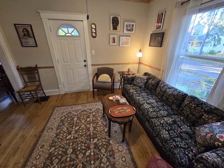 Stay At Tagore House In Urbana - Urbana, IL