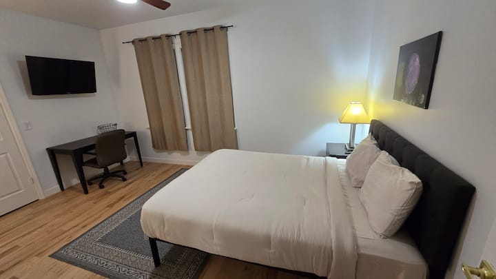 配备标准双人床、电视和办公桌