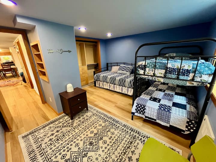 Más armarios y estantes empotrados garantizan que todos tengan un espacio para deshacer las maletas y relajarse.