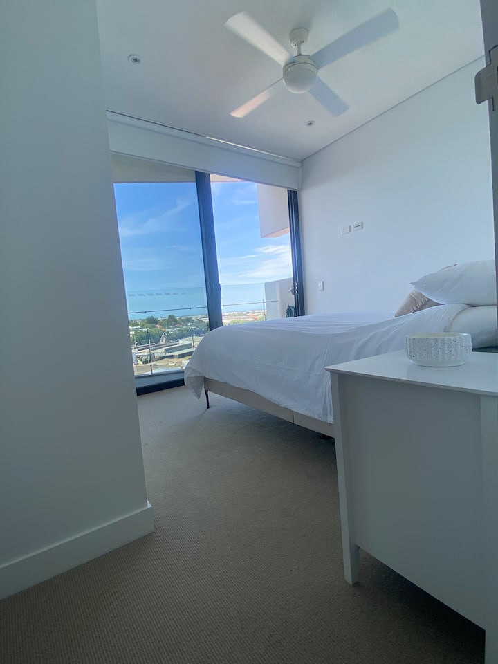 Kitanda cha malkia chenye mandhari ya kupendeza. 

Angavu na nyepesi. 

Kabati kubwa 

Mwonekano wa mto kutoka dirisha la upande.