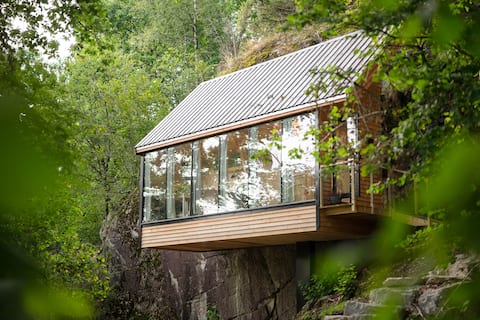 Cliffwall cabin, left side | Backyard Camps