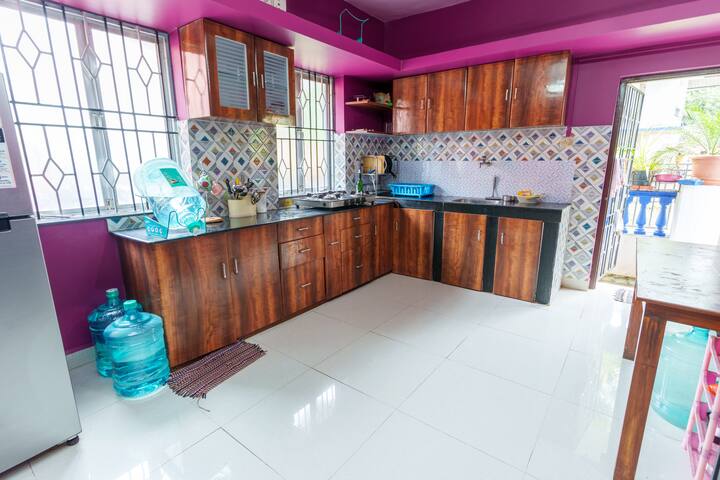 Full kitchen image 1