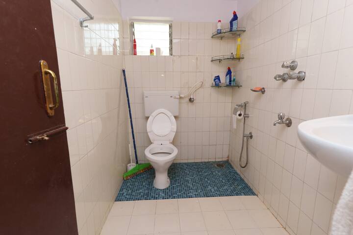 Full bathroom 1 image 1