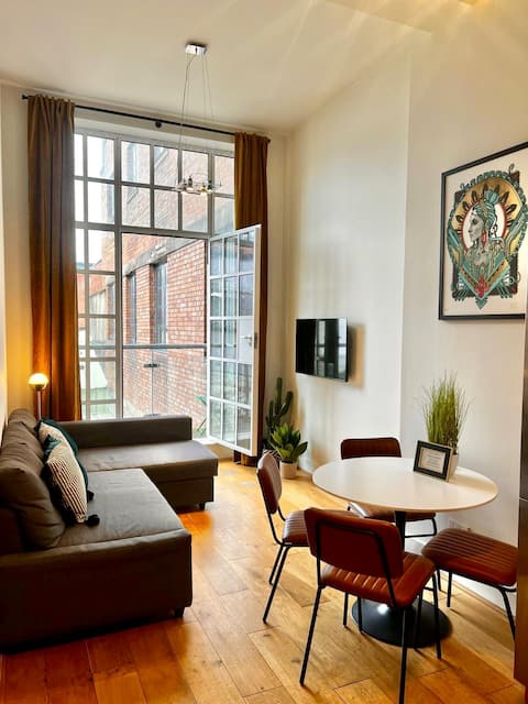 Stylish 2 bed inc Free Parking Central & Brand New