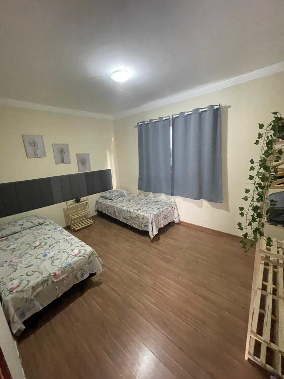 2 eenpersoonsbedden, 2 bedsets met 3 stuks, 2 kussens, trio kozijnen, hoofdeinde met kussens en verduisteringsgordijn 