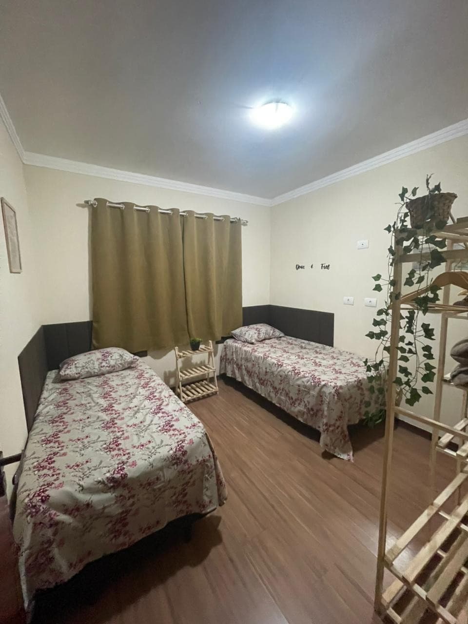 2 eenpersoonsbedden, hoofdeinde met kussens, verduisteringsgordijn, 2 kussens, 2 beddengoedets 3 stuks, 1 bed trimmer en 1 garnituurvaas