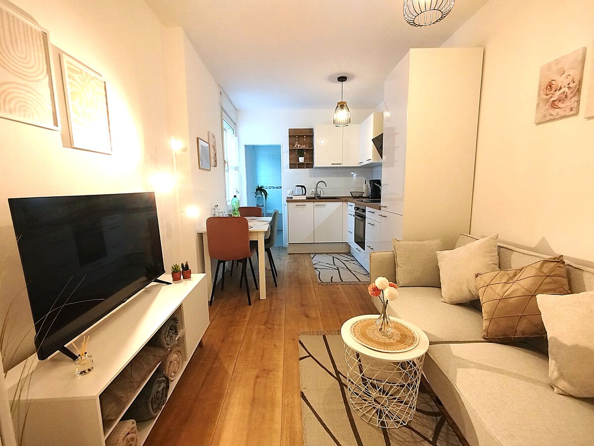 سرير أريكة قابل للطي (3 مقاعد)، منطقة الاستلقاء وفقًا التفاصيل 108 × 173-195 سم للضيف الثالث، وألعاب الطاولة والورق، وتلفزيون ذكي ونتفليكس (تسجيل الدخول باستخدام حسابك)، وبطانيات ووسائد، وتعتيم، وتدفئة، وواي فاي