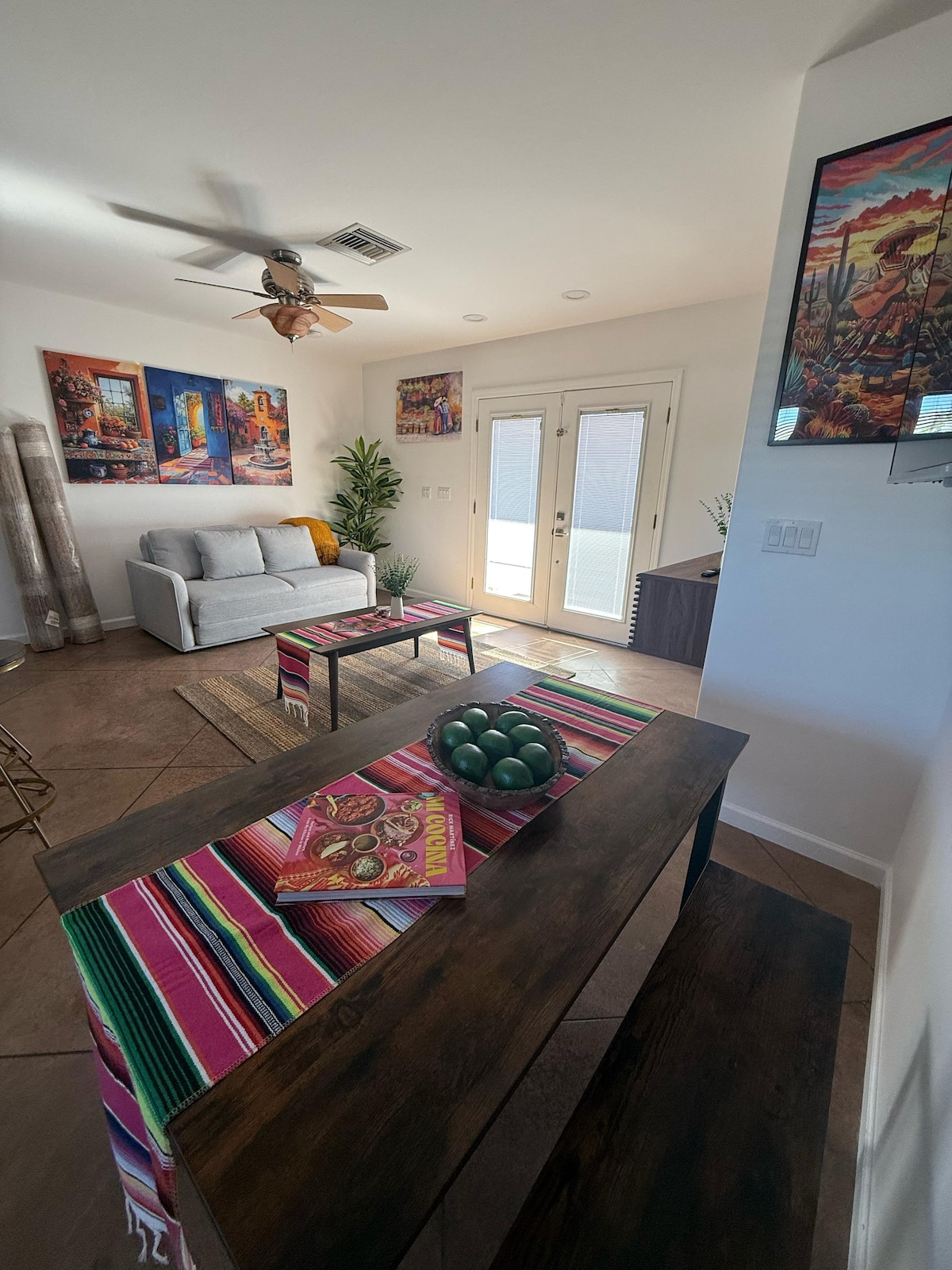 房间非常好，包括沙发床、咖啡桌、厨房桌子、50英寸智能电视、厨房岛和带户外座椅的后院、烧烤和热水浴缸。