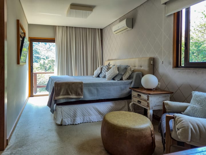 Suite Master.
מיטת קינג סייז, מרפסת, מיזוג אוויר, טלוויזיה חכמה.