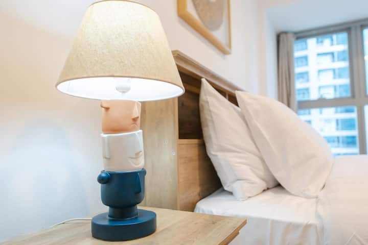 Chumba kikuu ️ cha kulala/Chumba cha kulala1:

 Ukiwa na kitanda chenye starehe cha ukubwa wa kifalme, meza ya pembeni, taa ya mapambo kwa ajili ya ukaaji wenye starehe na starehe. ✨
