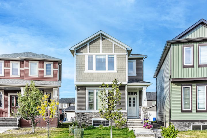 3br Home W/ Chef Kitchen + Fast Wifi & Parking - Calgary