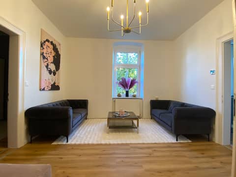 Erfolgreiche Airbnb-Immobilie: Very tasteful old-building apartment near the train station! in Treffen Am Ossiacher See