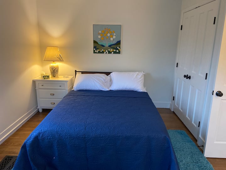 Queensize-Doppelbett, Kleiderschrank.
