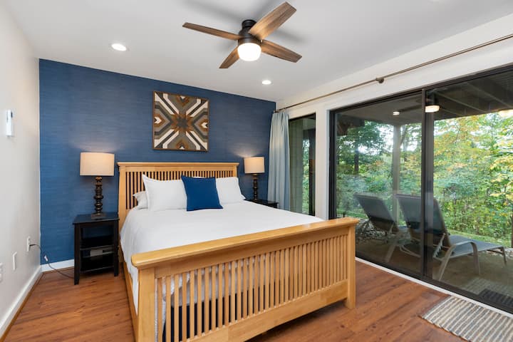 Dormitorio con una cama tamaño queen muy cómoda y patio privado.