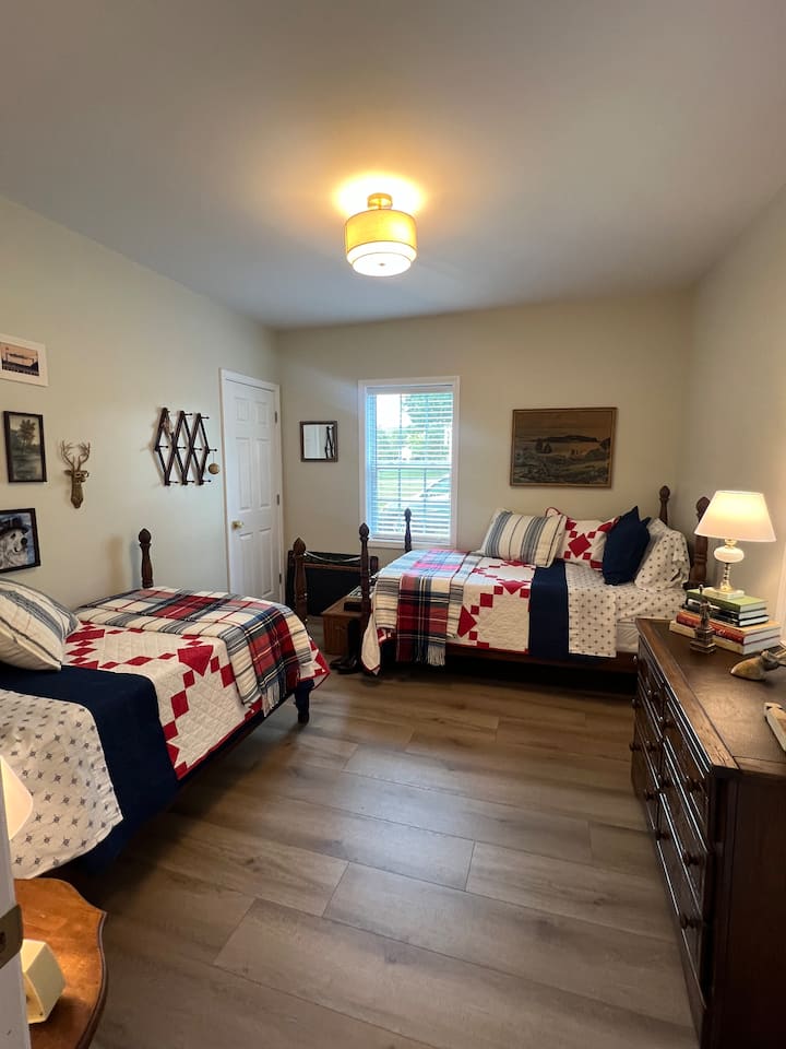 2 camas individuales para mayor comodidad al compartir una habitación. Este dormitorio es apto para adultos y niños. Lámparas junto a cada cama. Juegos, libros, pizarra y ropa de disfraces que proporcionan un espacio adecuado para adultos y niños. 