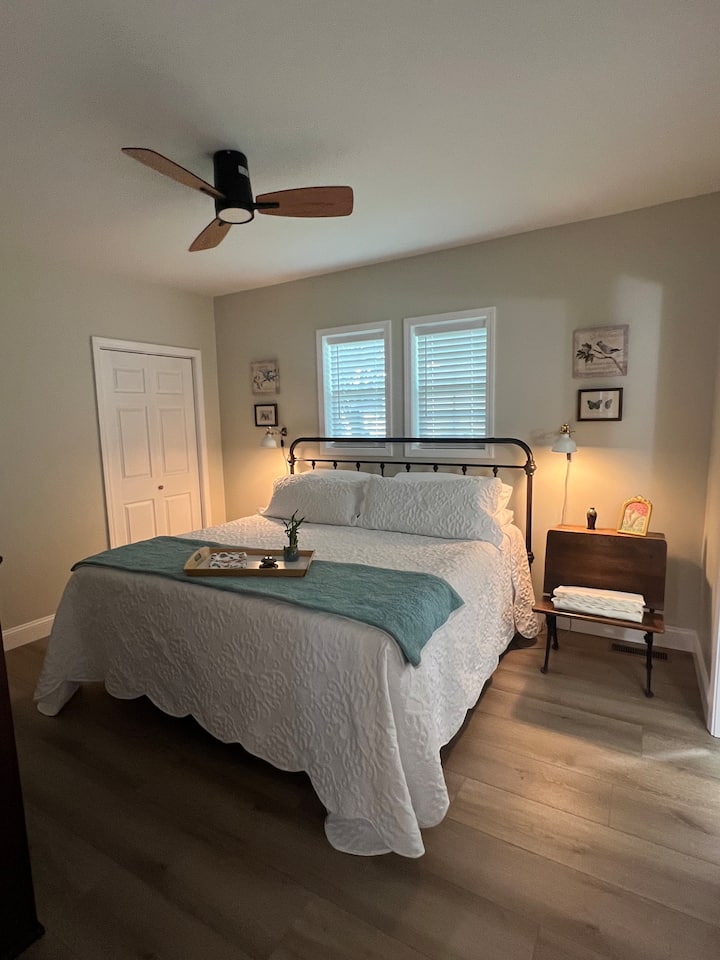 Cama tamaño king con luces de pared para facilitar la lectura nocturna o la luz. 