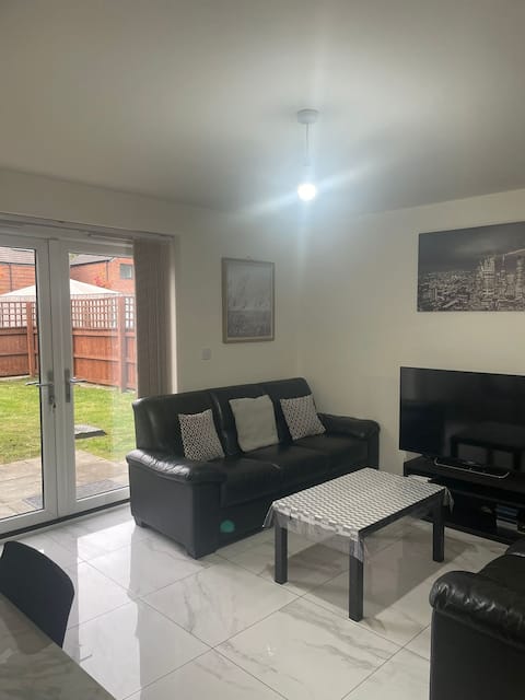 Popular Airbnb listing: New 5Bed (sleeps 8) 5 mins Co-op Live/Etihad/City in Manchester