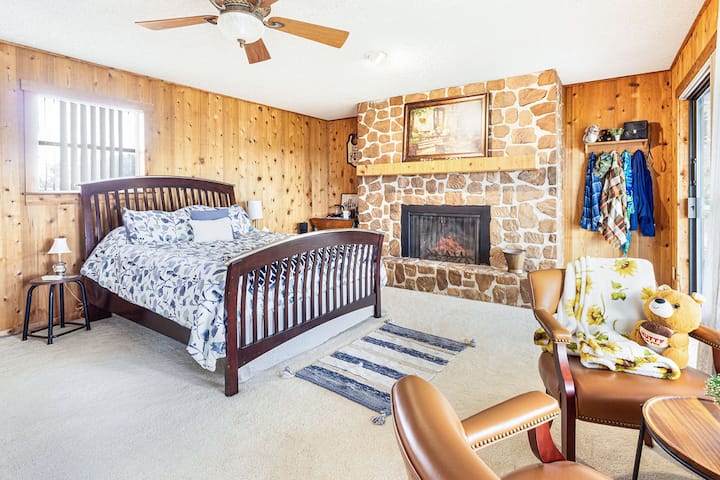 Upstairs Queen master bedroom - linen, and pillows provided