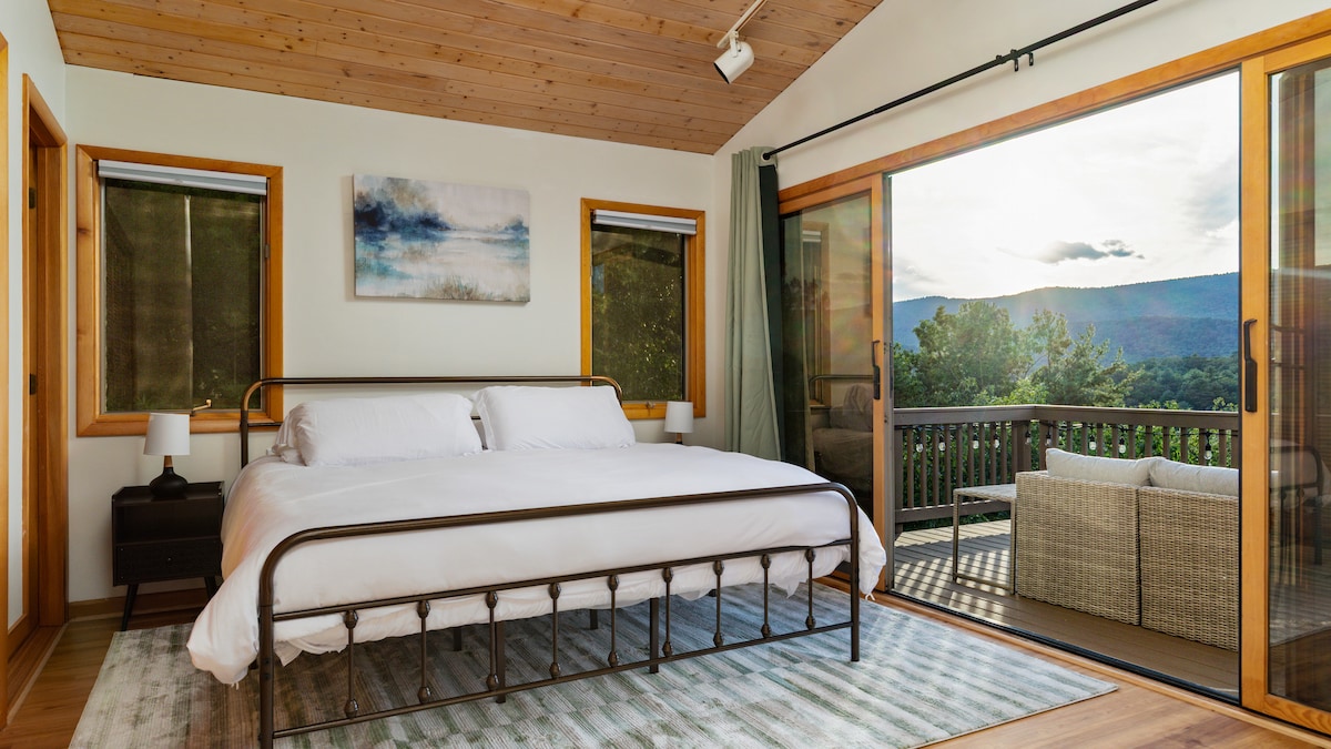 Cama tamaño king con baño adjunto y vistas inolvidables.  El dormitorio es un loft abierto a la sala de estar de abajo.  