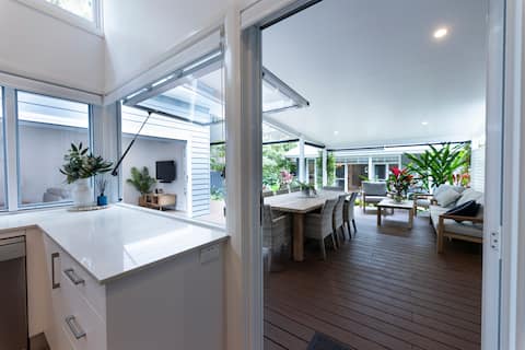 Coastal Group Retreat •6 Beds •3 Dwellings•4 Baths
