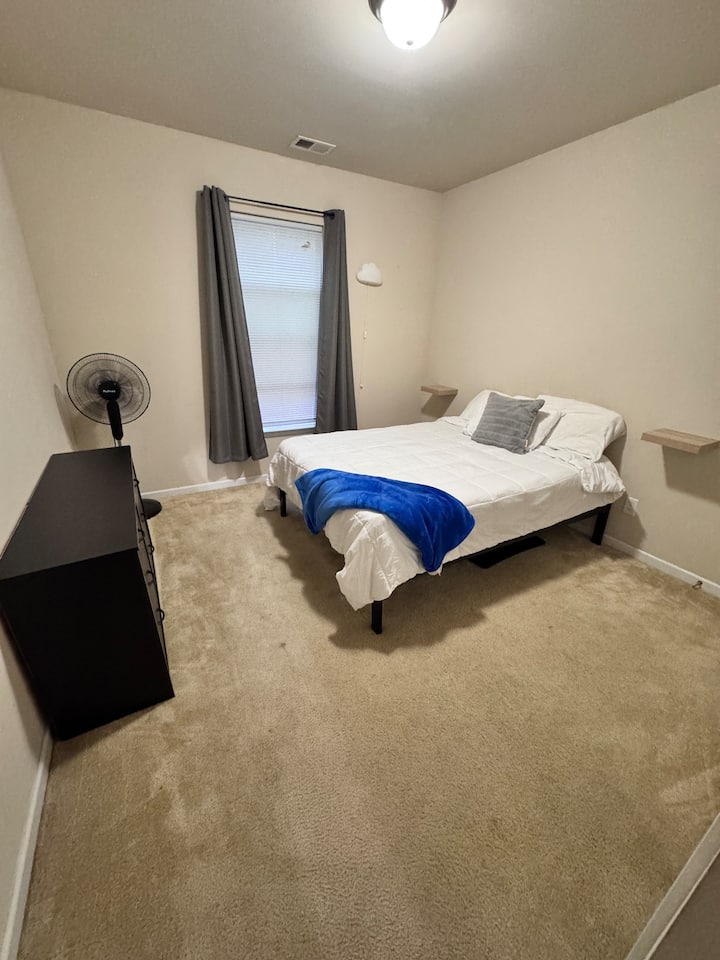 ห้องนอนนี้มีเตียงขนาดควีนไซส์และตั้งอยู่ชั้นล่าง มีทางเข้าส่วนตัวไปยังห้องน้ำชั้นล่าง