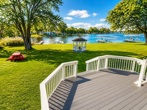 The Cozy Cottage lakeside, paddleboat, kayaks!