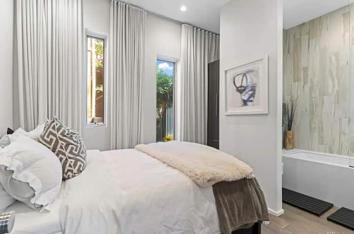 Спална соба покрај кујната со бања. ИМАЈТЕ ПРЕВИД: бањата и спалната соба се одделени со половина ѕид. Има дополнителна тоалетна покрај дневната соба со целосна приватност ако сакате. 