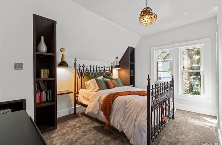 Спална соба на горниот кат со брачен кревет (широк 180 – 220 см). (ИМАЈТЕ ПРЕДВИД: спалната соба се реновира и рамката на креветот ќе биде различна при пристигнувањето.) 