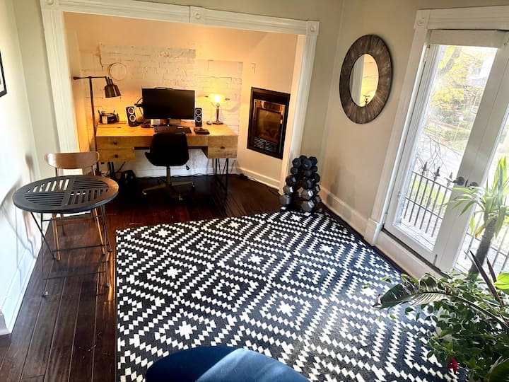 Спална соба 4 е прилагодлив простор со поглед кон планината.  За групи од 8 лица, тука може да се постави луксузен воздушен душек со големина на брачен кревет (queen). Имајте предвид: оваа соба се наоѓа на врвот на скалите и нема врата што ја дели од слетувањето. (Видете „Дневна соба“ во планот на објектот.)