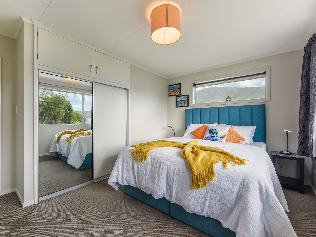 1 საწოლი 193×203 სმ ზომის, ძალიან რბილი თეთრეულით. ორმაგი გარდერობი სრულმეტრაჟიანი სარკით. ტელევიზორი 